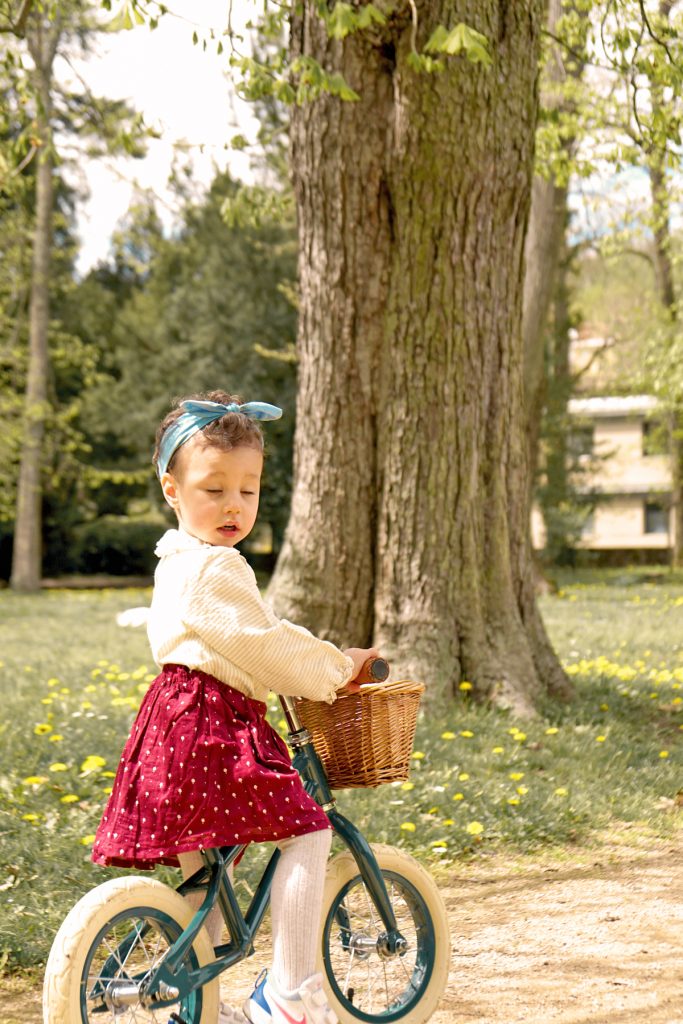 Petite fille à draisienne