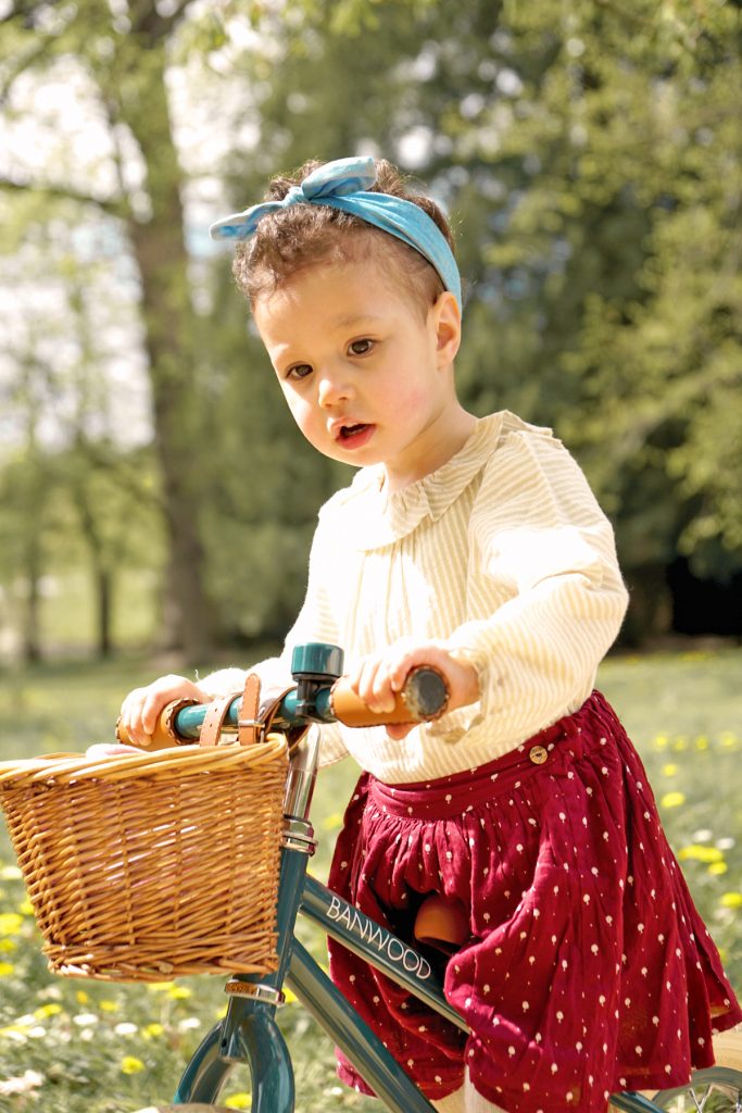 Petite fille à draisienne