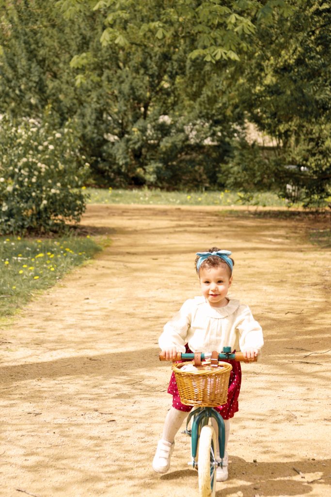 Petite fille à draisienne