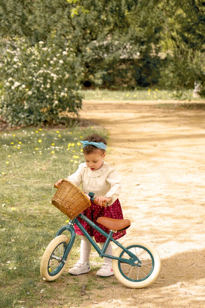 Petite fille à draisienne