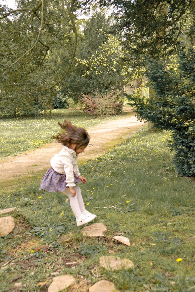 Petite fille saute