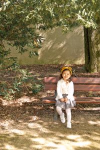 Petite fille sur un banc