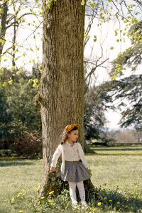 Petite fille devant un arbre