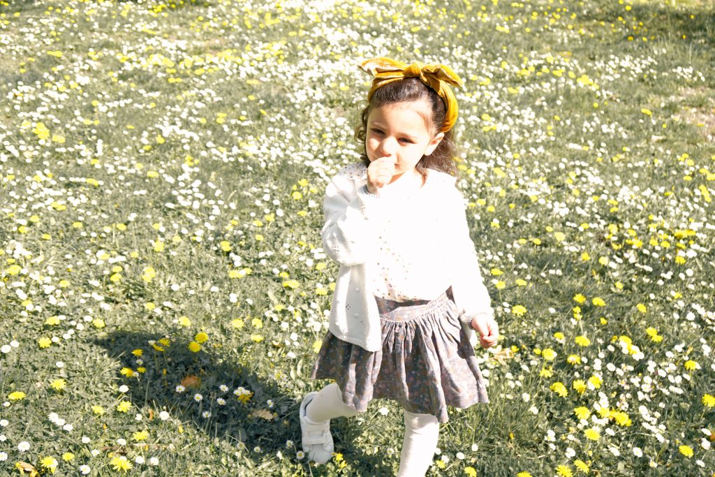 Petite fille suce son pouce