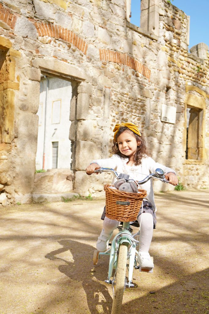 Petite fille à vélo