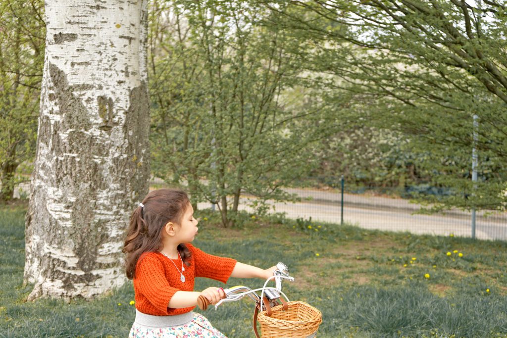 Petite fille à vélo