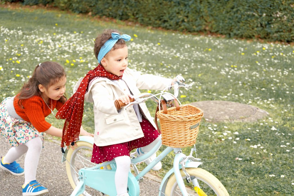 Petite fille à vélo