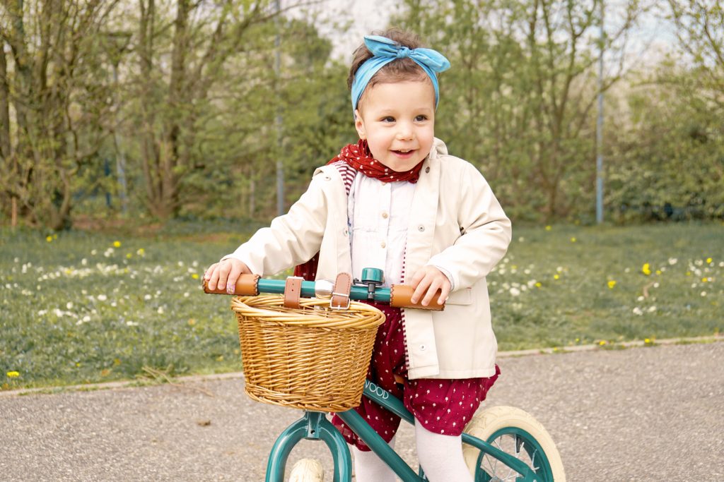 Petite fille à draisienne