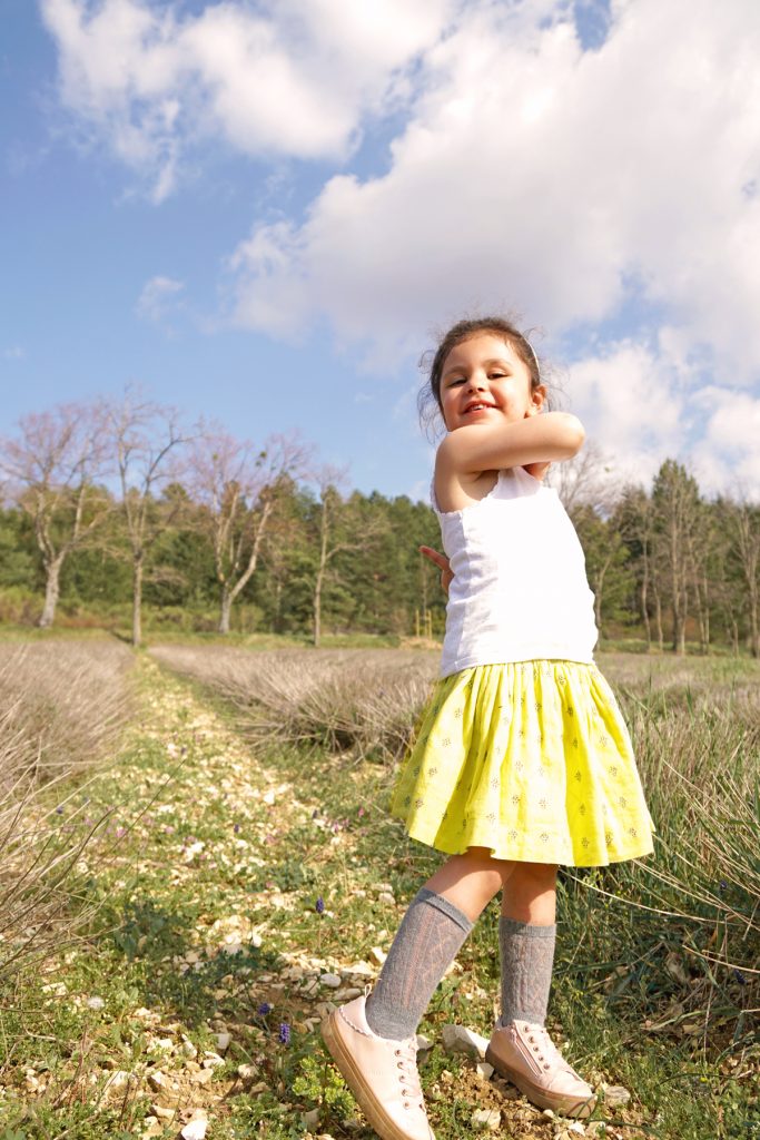 Petite fille, route des lavandes, Drôme provençale