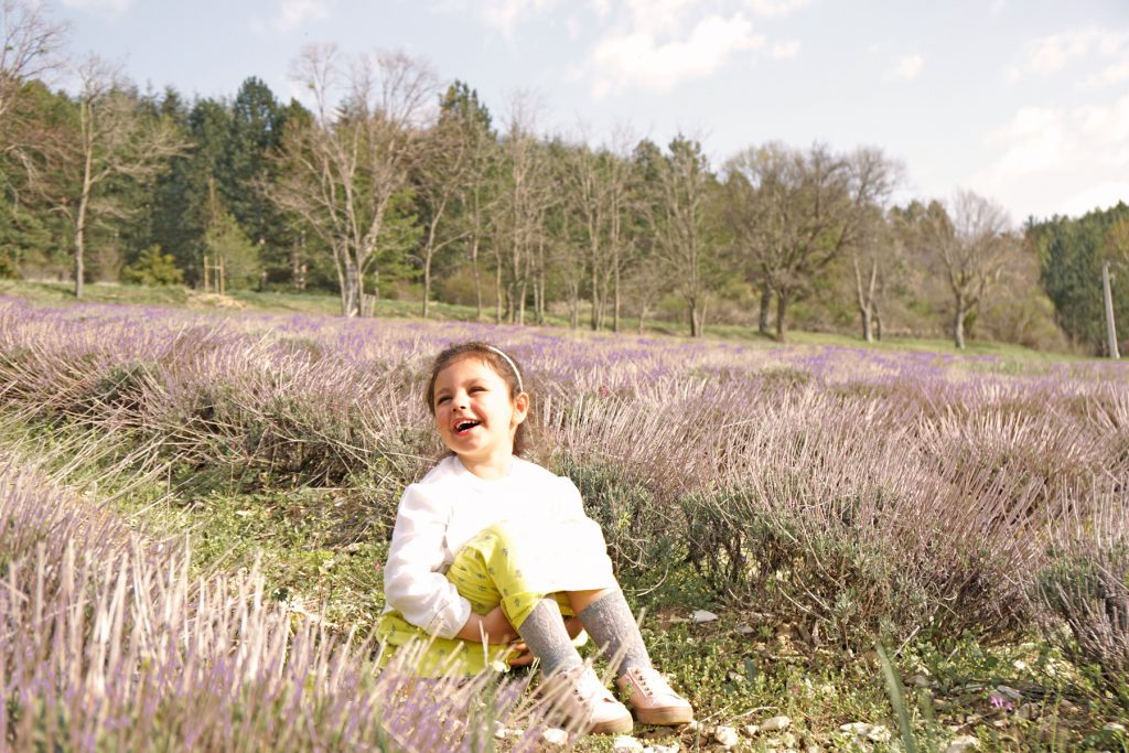 Petite fille, route des lavandes, Drôme provençale