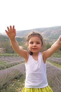 Petite fille, route des lavandes, Drôme provençale