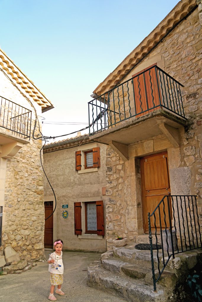 Petite fille à Plaisians, Drôme provençale