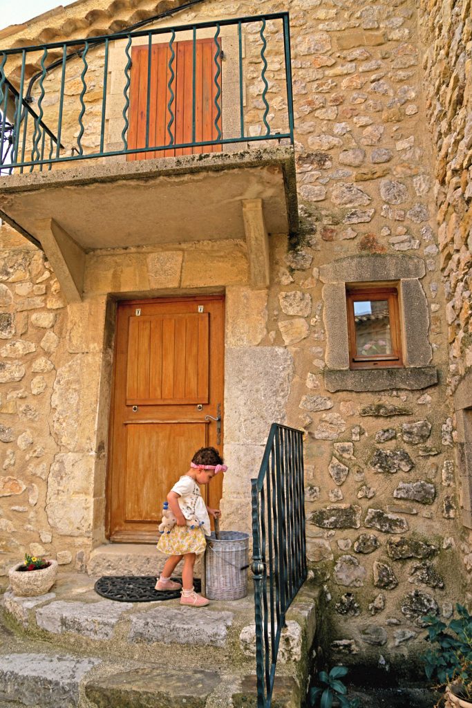 Petite fille à Plaisians, Drôme provençale