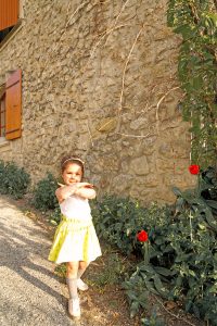 Petite fille à Plaisians, Drôme provençale