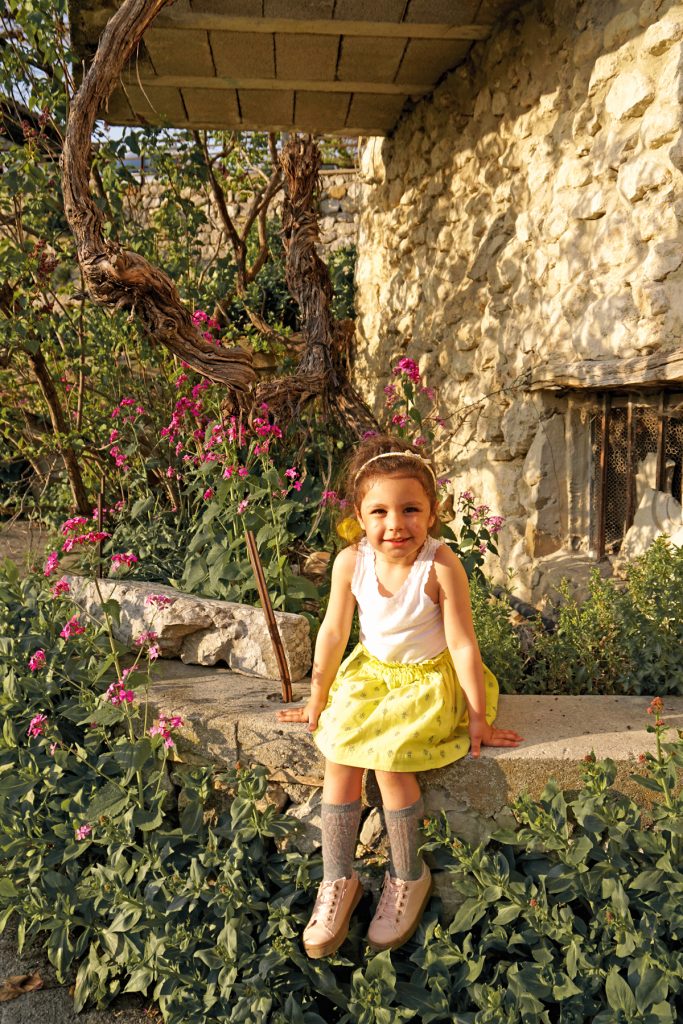 Petite fille à Plaisians, Drôme provençale