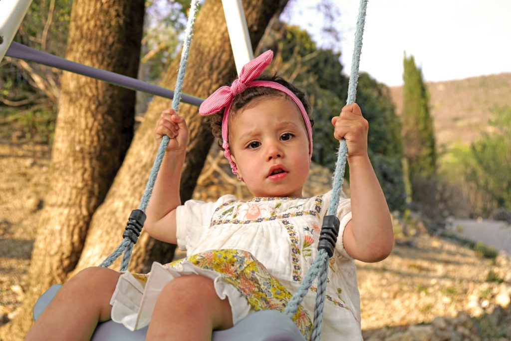 Petite fille sur sa balançoire, Drôme provençale