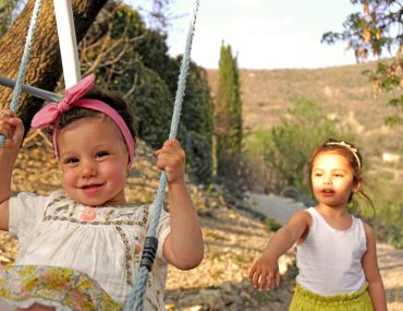 2 soeurs sur leurs balançoires à Plaisians, Drôme provençale