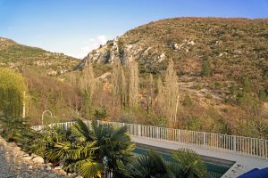 Piscine et vue sur la montagne en Drôme provençale
