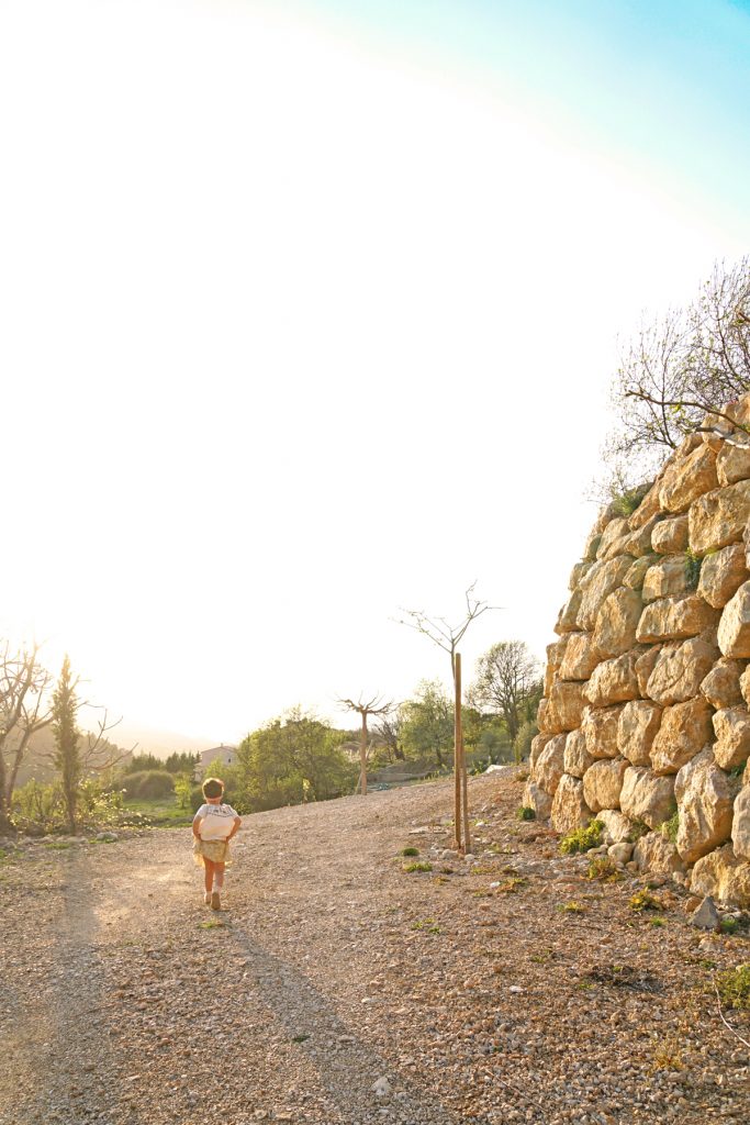 Petite fille en Drôme provençale