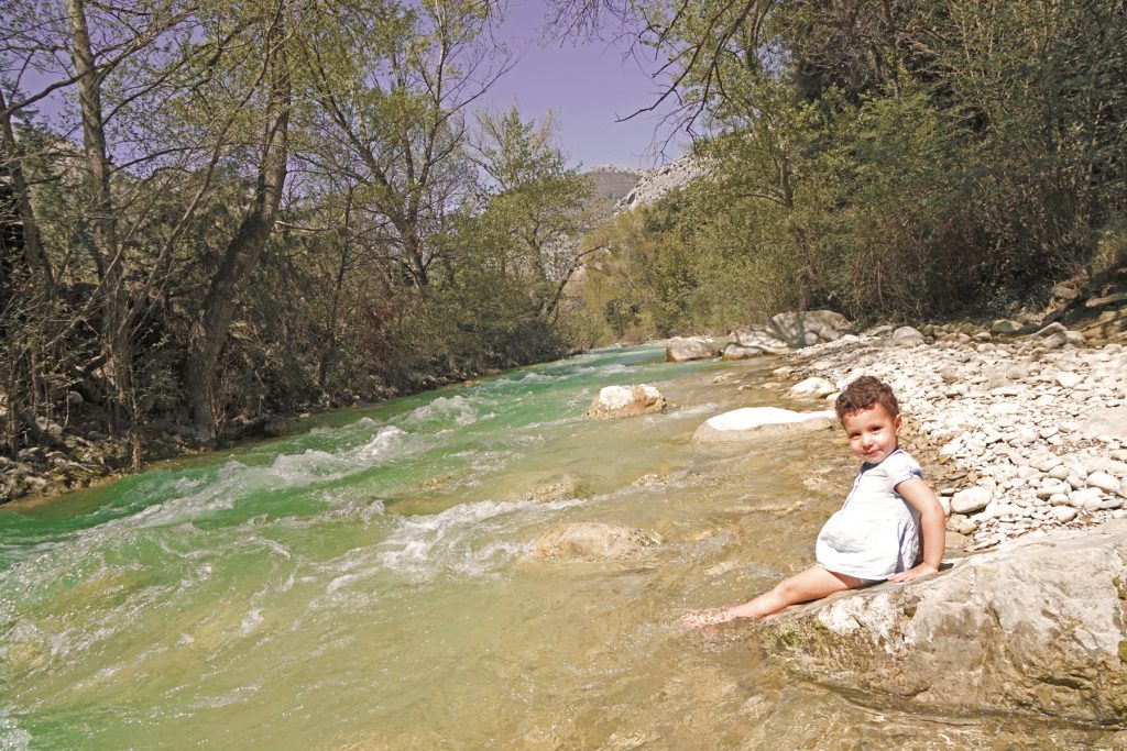 Petite fille, rivière Ouvèze, Drôme provençale