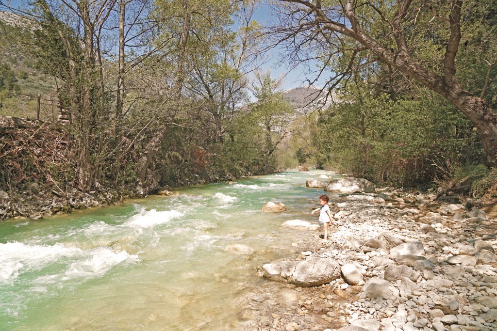 Petite fille, rivière Ouvèze, Drôme provençale