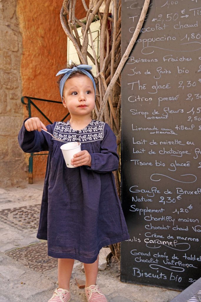 Petite fille mange une glace,