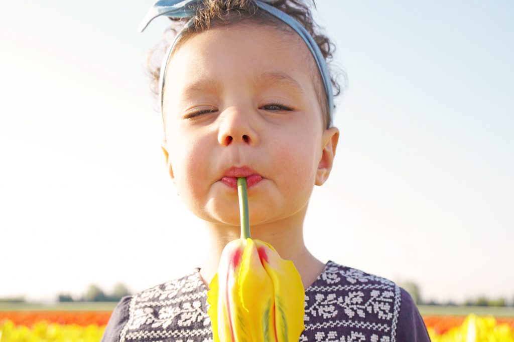 Petite fille dans un champs de tulipes