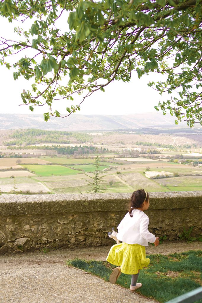 Petite fille en Drôme provençale