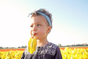 Petite fille dans un champs de tulipes