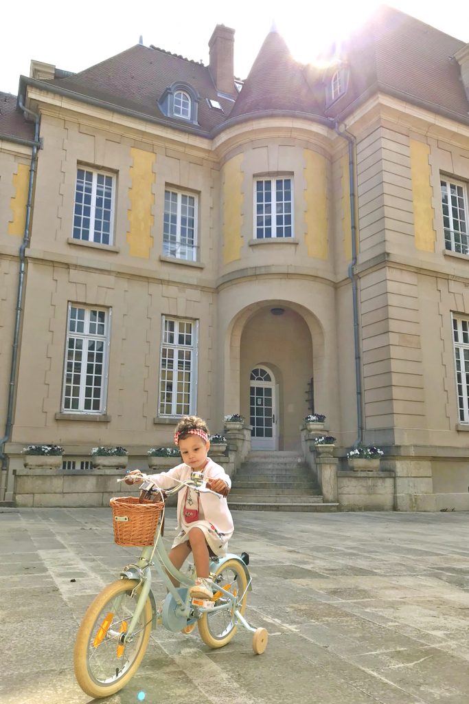 Domaine de Lacroix Laval, petite fille sur son vélo