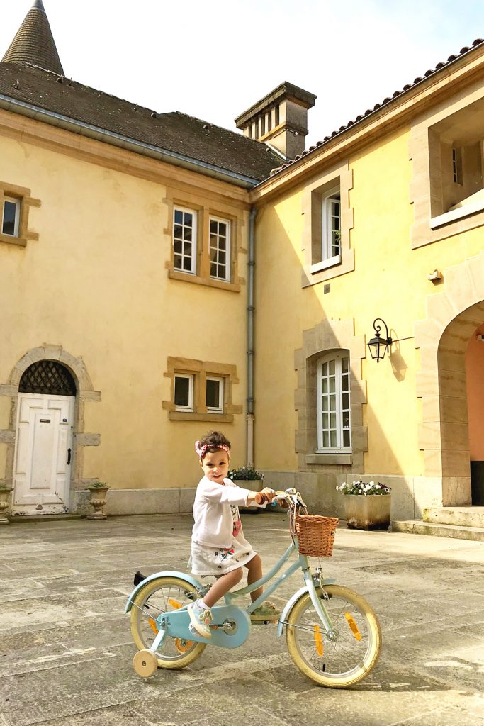 Domaine de Lacroix Laval, petite fille sur un vélo