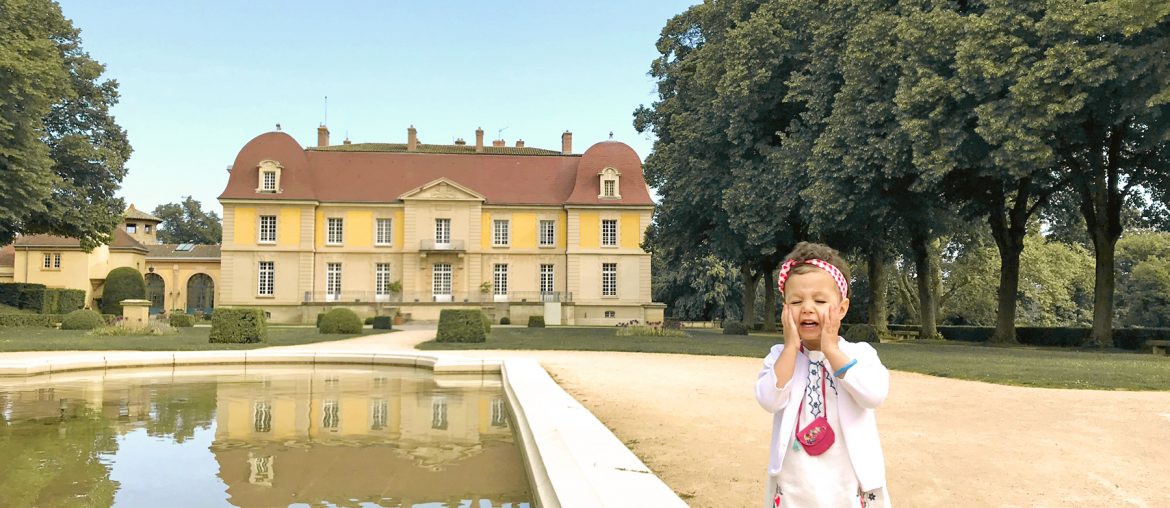 Petite fille se rafraîchit au Domaine de Lacroix Laval, château