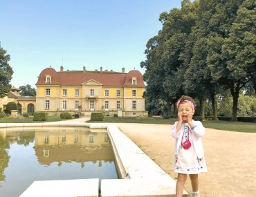 Petite fille se rafraîchit au Domaine de Lacroix Laval, château