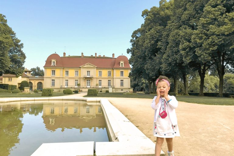 Petite fille se rafraîchit au Domaine de Lacroix Laval, château