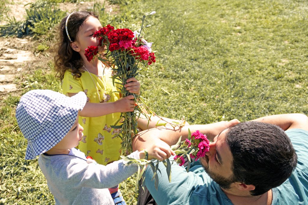 Une famille au bouquet de fleurs à Fraisochamp, Thil