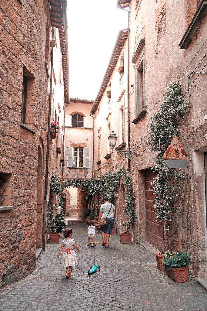 Famille dans les ruelles d'Orvieto Italie