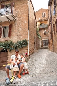 Famille dans les ruelles d'Orvieto Italie