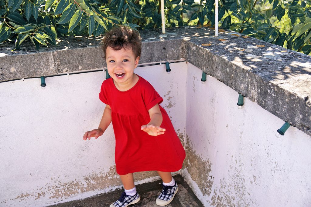 Petite fille rit