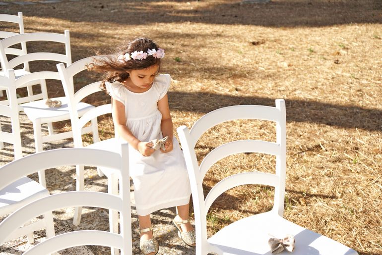Petite fille en tenue de cérémonie Cyrillus, Chaussures Minorquines, mariage Italien