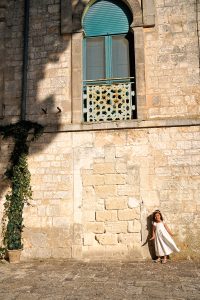 Petite fille devant le Minaret de Fasano, Pouilles, Italie