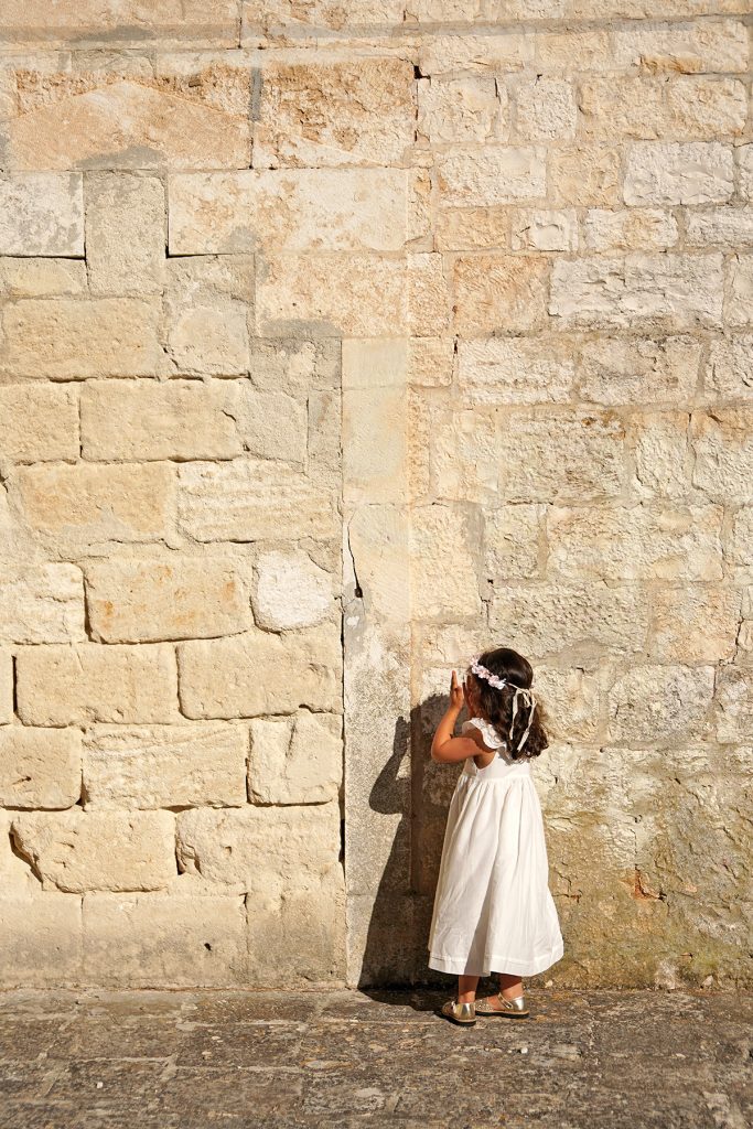 Petite fille devant le Minaret de Fasano, Pouilles, Italie
