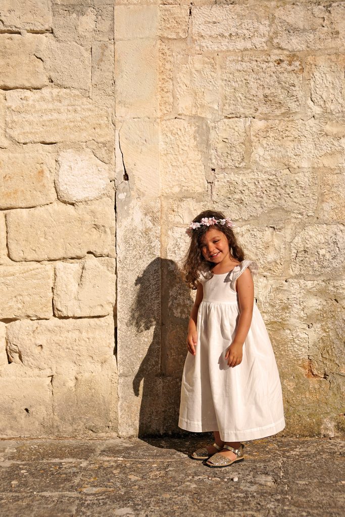 Petite fille devant le Minaret de Fasano, Pouilles, Italie