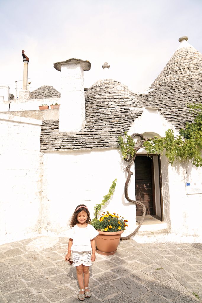 Petite fille à Alberobello, Pouilles Italie