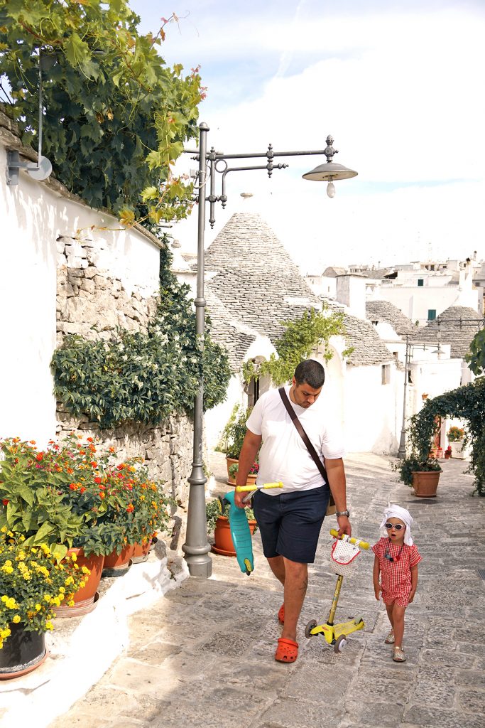 Père et fille, à Alberobello, Pouilles Italie