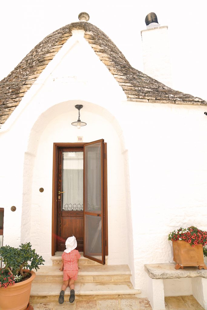 Petite fille à Alberobello, Pouilles Italie