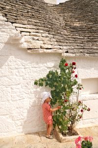 Petite fille à Alberobello, Pouilles Italie
