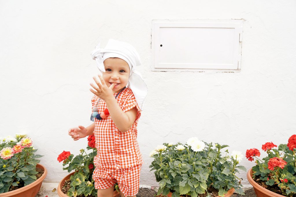 Petite filles et les pots de fleurs à Alberobello, Pouilles Italie