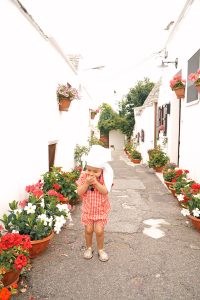Petite filles et les pots de fleurs à Alberobello, Pouilles Italie