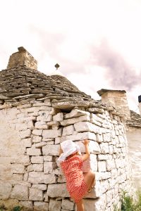 Petite fille Alberobello, Pouilles Italie