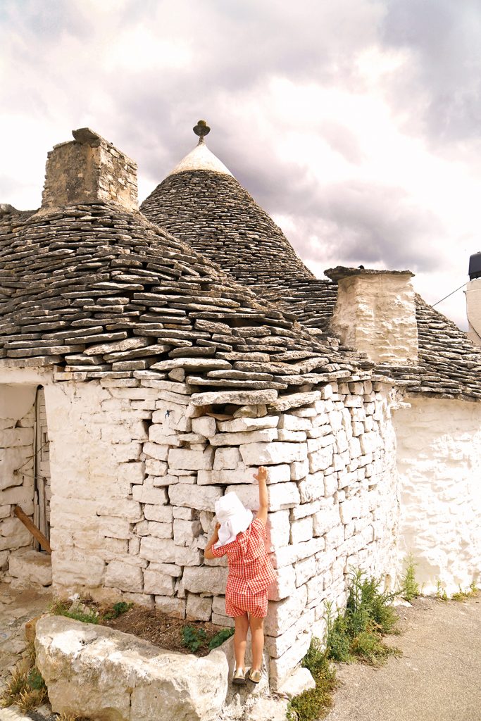 Petite fille à Alberobello, Pouilles Italie